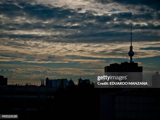 skyline in berlin - manzana stockfoto's en -beelden