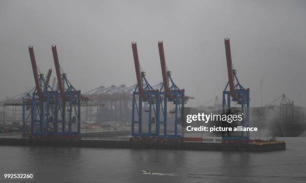 Torrential rain pouring over the port in Hamburg, Germany, 22 October 2017. Photo: Axel Heimken/dpa