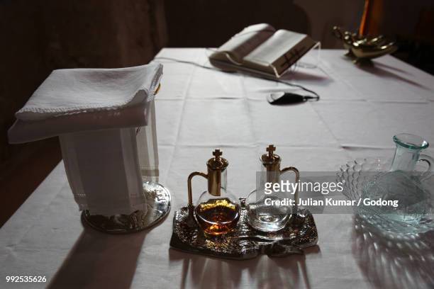 altar in a salento catholic church, italy. - cruet stock pictures, royalty-free photos & images