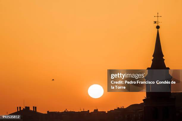 siluetas al amanecer - amanecer stock pictures, royalty-free photos & images