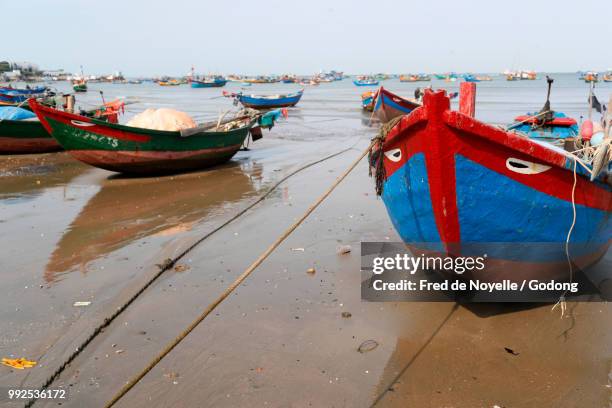 colourful fishing boat painted with good luck eye. bai truoc front beach.  vung tau. vietnam. - good luck stockfoto's en -beelden