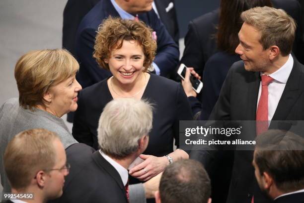 Dpatop - German chancellor Angela Merkel in conversation with the FDP parliamentarians Nicola Beer and Christian Lindner in the Bundestag ahead of...