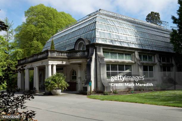 hothouse in botanical gardens in hagley park, christchurch - nz house and driveway stock-fotos und bilder