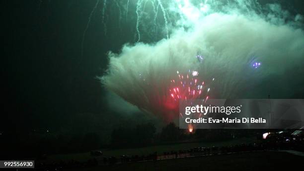 feuerwerk zur 25. montgolfiade warstein (1) - feuerwerk 個照片及圖片檔