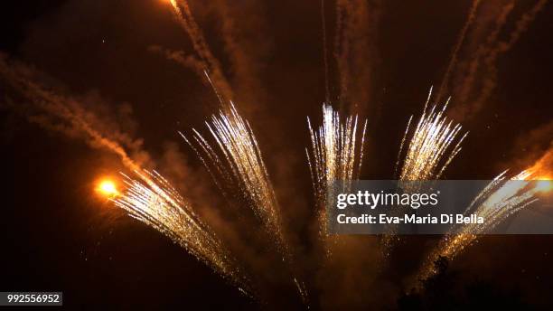 feuerwerk zur 25. montgolfiade warstein (8) - feuerwerk fotografías e imágenes de stock