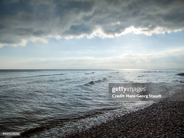 dramatische wolken am strand - wolken stock pictures, royalty-free photos & images