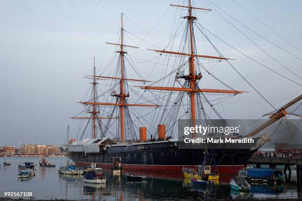 hms warrior, the first iron clad warship, on the hard in old portsmouth, hampshire, england - albero maestro foto e immagini stock