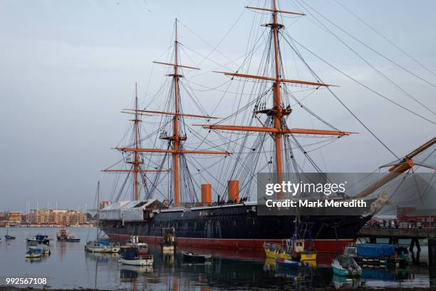 hms warrior, the first iron clad warship, on the hard in old portsmouth, hampshire, england - clad stockfoto's en -beelden