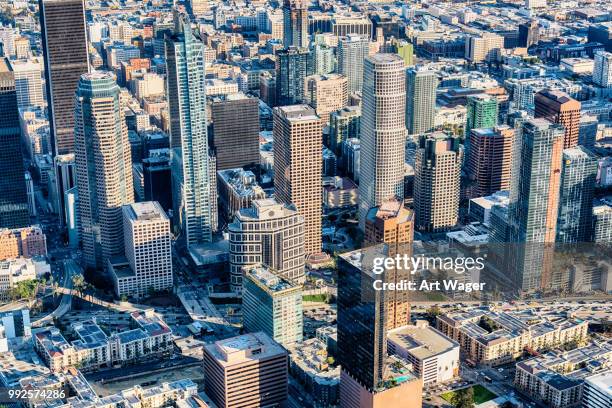 edificios del centro de los angeles california - perspectiva desde un helicóptero fotografías e imágenes de stock
