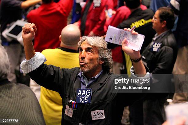 Trader Albert Goldberg signals an order in the S&P 500 pit at CME Group Inc.'s Chicago Board of Trade in Chicago, Illinois, U.S., on Thursday, May...