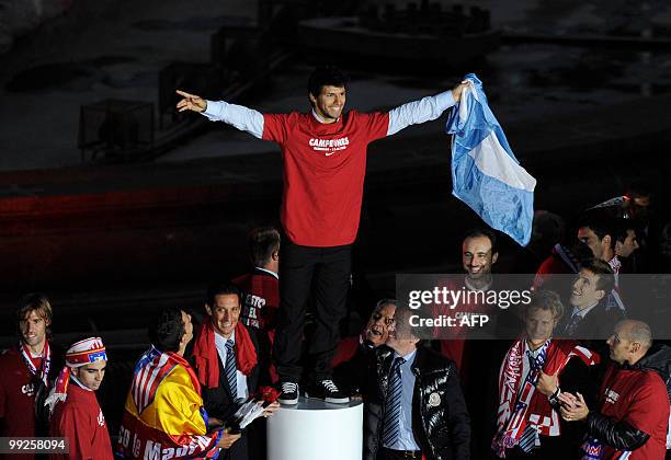 Atletico de Madrid's football players gather at the Neptune fountain in the center of Madrid on May 13, 2010 to celebrate with Atletico Madrid...