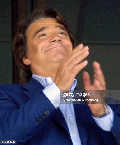 Le directeur sportif de l'Olympique de Marseille Bernard Tapie sourit, le 08 septembre 2001au stade vélodrome de Marseille avant la rencontre...