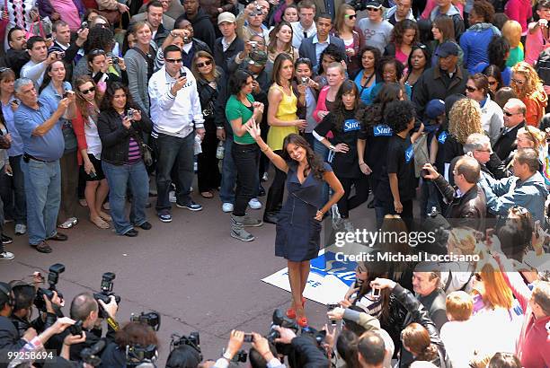 Sofia Vergara of ABC'S "Modern Family" treated New Yorkers to a flash mob performance, a choreographed dance showcasing beautiful hair, to launch a...