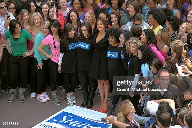 Sofia Vergara of ABC'S "Modern Family" treated New Yorkers to a flash mob performance, a choreographed dance showcasing beautiful hair, to launch a...