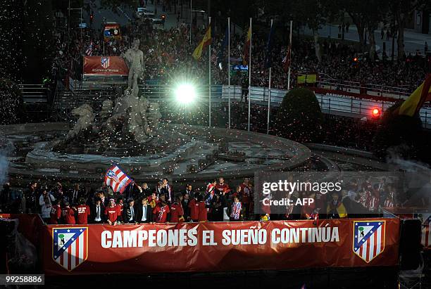 Atletico de Madrid's football players arrive at the Neptune fountain in the center of Madrid on May 13, 2010 to celebrate with Atletico Madrid...