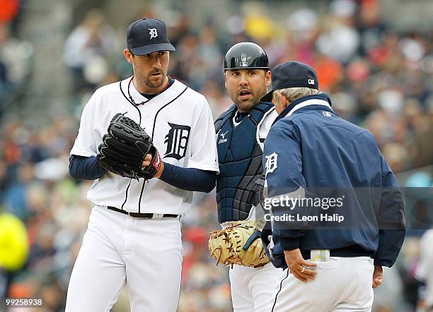 Manager Jim Leyland of the Detroit Tigers talks with Justin Verlander and Gerald Laird in the seventh inning during the game against the New York...