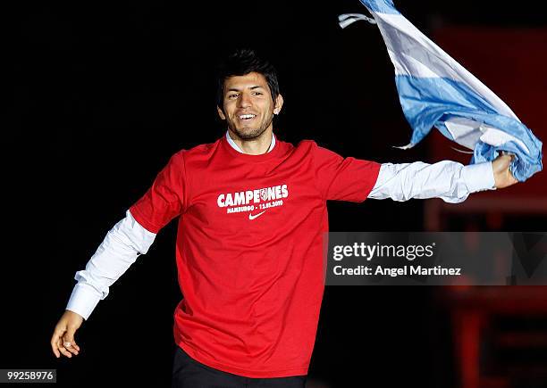 Atletico Madrid player Sergio Aguero celebrates at the Neptuno fountain in Madrid the day after Atletico won the UEFA Europa League Cup final on May...