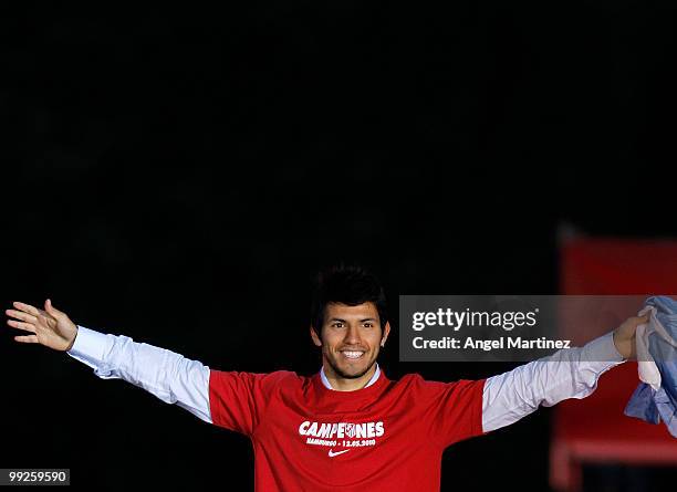 Atletico Madrid player Sergio Aguero celebrates at the Neptuno fountain in Madrid the day after Atletico won the UEFA Europa League Cup final on May...