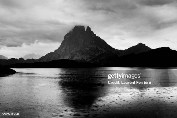 pluie sur l'ossau - pluie fotografías e imágenes de stock