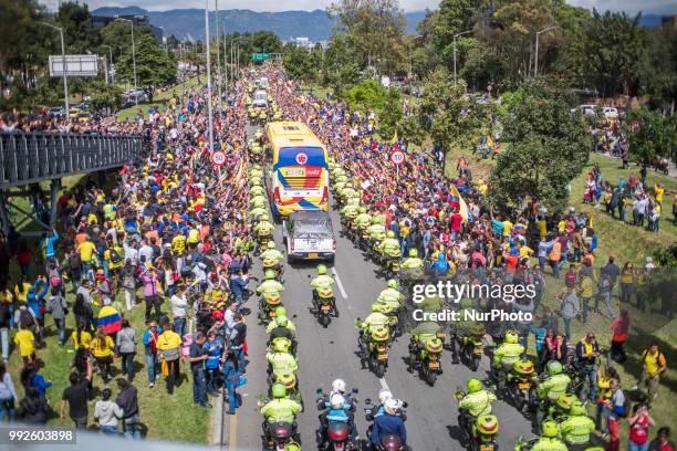 In the city of Bogotá, thousands of fans to the Colombia team welcomed him after losing the round of 16 match against England in the fifteenth soccer...