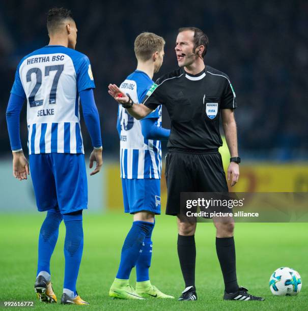 Referee Marco Fritz talks to Hertha's Davie Selke during the DFB Cup soccer match between Hertha BSC vs 1. FC Cologne in Berlin, Germany, 25 October...