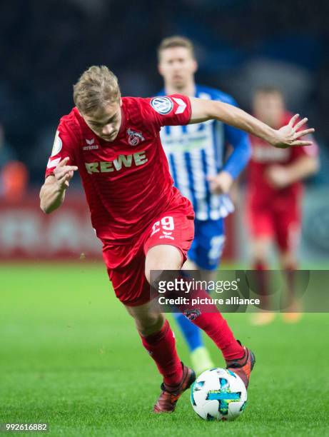 Cologne's Tim Handwerker runs with the ball during the DFB Cup soccer match between Hertha BSC vs 1. FC Cologne in Berlin, Germany, 25 October 2017....