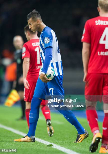 Hertha's Davie Selke holds the ball during the DFB Cup soccer match between Hertha BSC vs 1. FC Cologne in Berlin, Germany, 25 October 2017. Photo:...