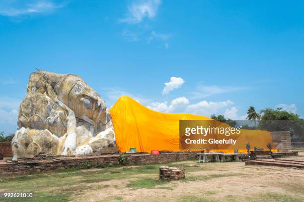 reclining buddha of wat lokaya sutha in ayutthaya, thailand - reclining buddha statue stock pictures, royalty-free photos & images