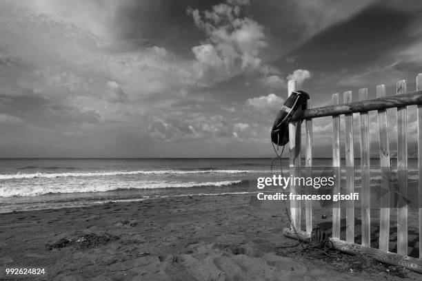 spiaggia di fine estate - spiaggia stock pictures, royalty-free photos & images