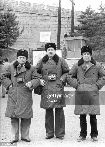 Photo prise le 27 janvier 1979 de l'animateur Jacques Martin en compagnie de son confrère Stéphane Collaro, et du journaliste Etienne Mougeotte...