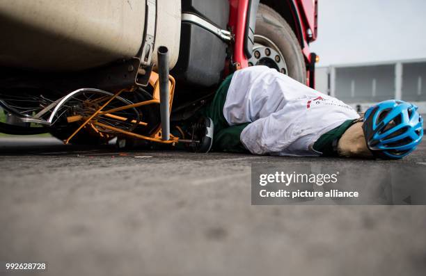 Dpatop - A dummy is used to simulate a collision between a lorry and a cyclist as part of a research project in Münster, Germany, 26 October 2017....