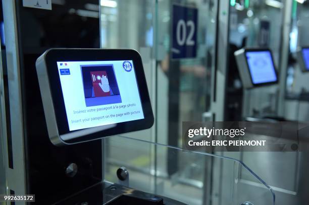 Border Control Computer 195 Automated Border Control Stock Photos, High-Res Pictures, and ...
