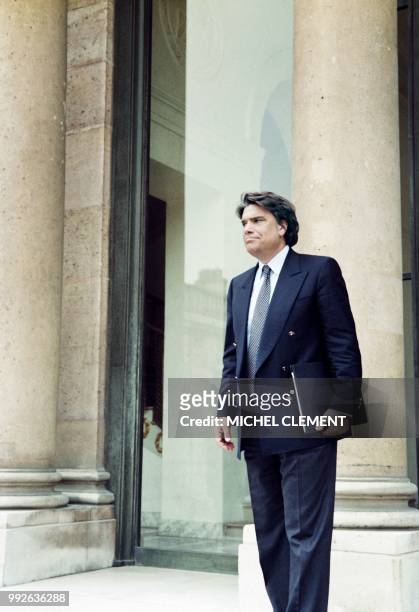 Bernard Tapie, Ministre de la Ville, quitte le Palais de l'Elysée à l'issue du conseil des ministres, le 8 avril 1992, à Paris.