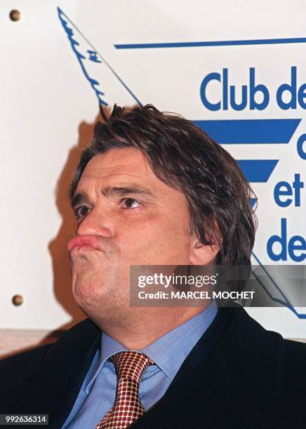 Homme d'affaires Bernard Tapie donne une conférence de presse le 30 novembre 1993 à Rennes, durant laquelle il annonce la liste MRG aux élections...