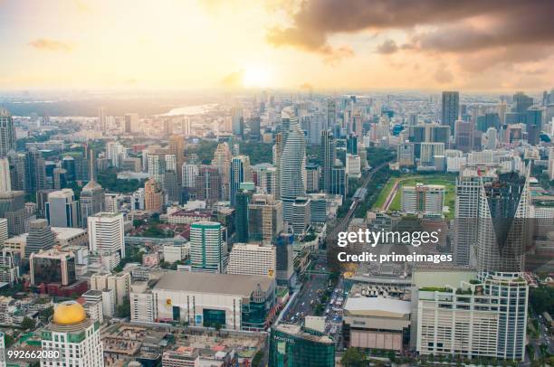 vista panoramica cityscape business district da vista aerea edificio alto al crepuscolo (bangkok, thailandia) - silom foto e immagini stock