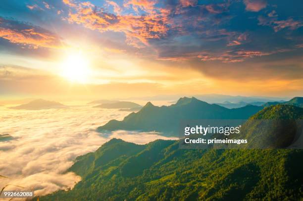 タイの北部でパノラマ ビュー日の出と霧山上ビューします。 - チェンマイ県 ストックフォトと画像
