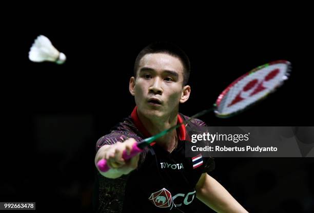 Kantaphon Wangcharoen of Thailand competes against Lee Chong Wei of Malaysia during the Men's Singles Quarter-final match on day four of the Blibli...