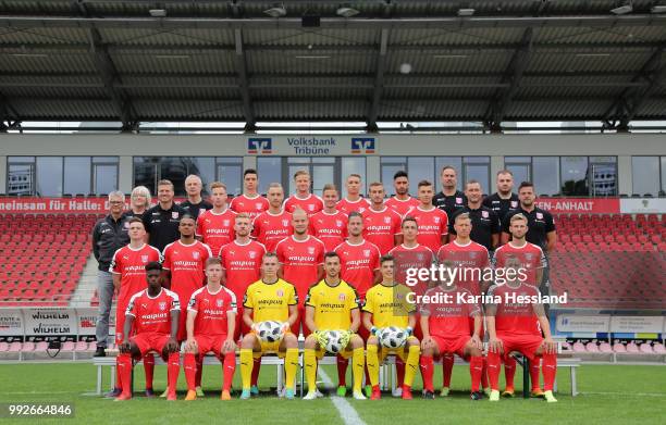 Teamphoto of Halle back row from left: Supervisor Dagmar Schultze, Team Doctor Dr. Thomas Bartels, Niklas Landgraf, Bentley Baxter Bahn, Julian...