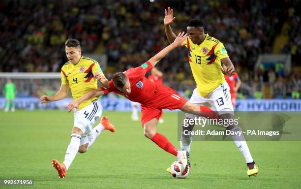 England's Jamie Vardy battles for the ball with Colombia's Santiago Arias and Yerry Mina