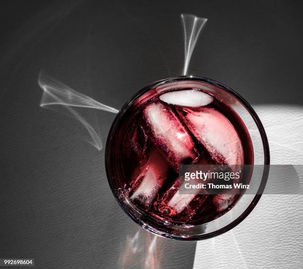 grape juice and ice - glas fotografías e imágenes de stock