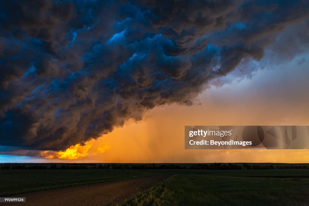 Cielo oscuro, turbulento y tempestuoso al atardecer en Dakota del sur