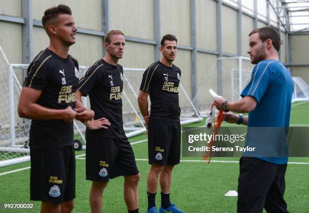 Newcastle United Sports Scientist Jamie Harley speaks with goalkeepers seen L-R Karl Darlow, Matz Sels and Martin Dubravka during the first team...