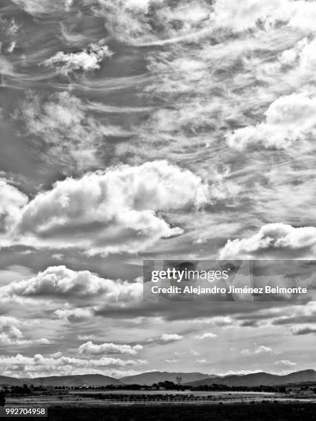 en un mundo de nubes / in a world of clouds - mundo 個照片及圖片檔