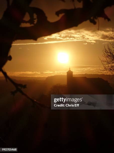 schloss kaltenstein bei sonnenuntergang - sonnenuntergang stockfoto's en -beelden