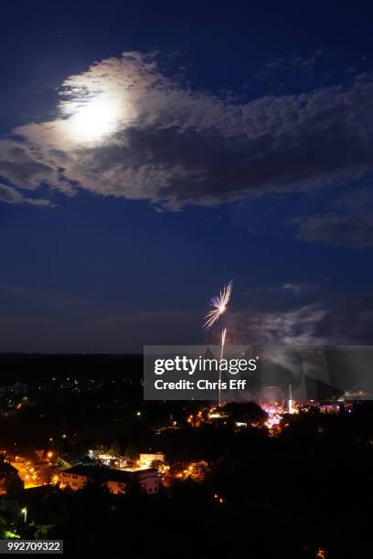 feuerwerk unter dem mond - mond stock pictures, royalty-free photos & images