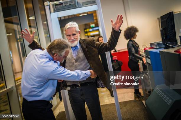 à l'aéroport - agent de sécurité photos et images de collection