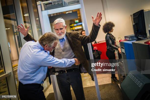 luchthaven veiligheidscontrole - security stockfoto's en -beelden