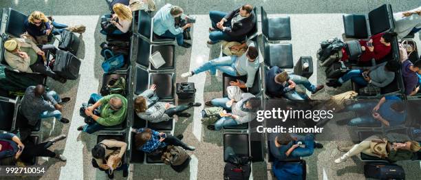 mensen uit het bedrijfsleven in de vertreklounge - airport departure area stockfoto's en -beelden