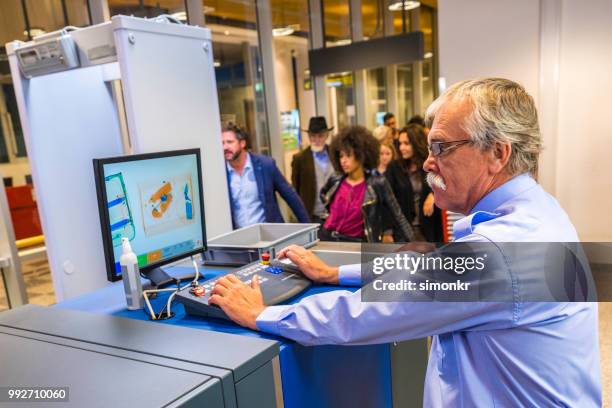 controllo di sicurezza aeroportuale - airport security foto e immagini stock