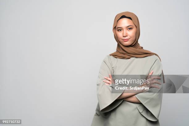 respect voor traditie - hijab fashion stockfoto's en -beelden